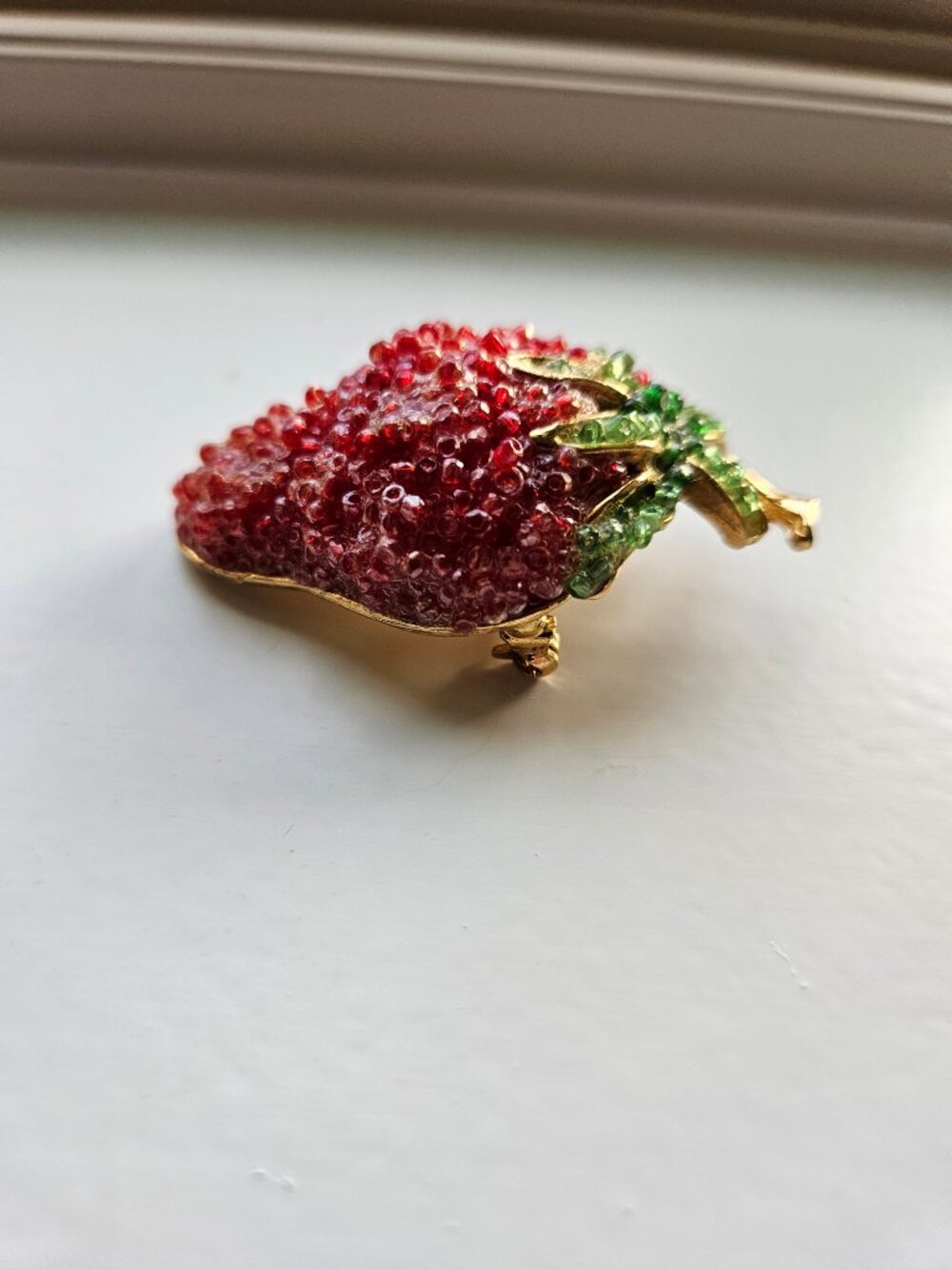 RARE & VINTAGE WEISS GLAZED STRAWBERRY CRYSTAL BROOCH /PIN IN HEAVY GOLD SETTING - Picture 10 of 15